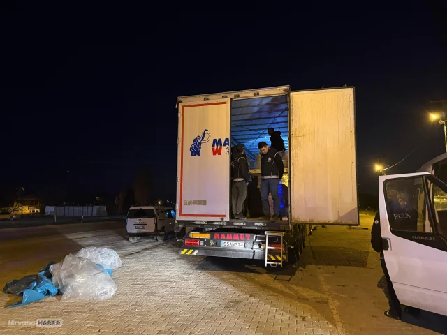 Tokat'ta TIR'ın dorsesinde kaçak göçmen yakalandı