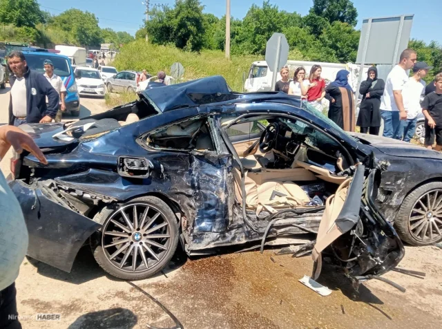 Sakarya'da otomobil ile hafif ticari araç çarpıştı: 7 yaralı