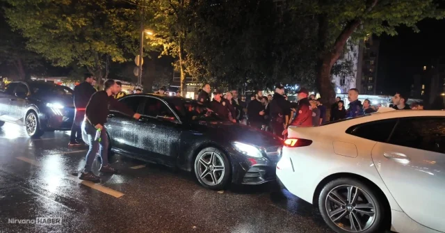 Fenerbahçe taraftarları, Galatasaray taraftarlarına tepki gösterdi