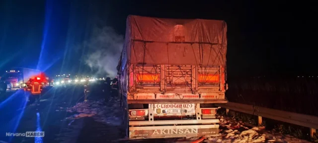 Bursa’da seyir halindeki buğday yüklü TIR alev aldı