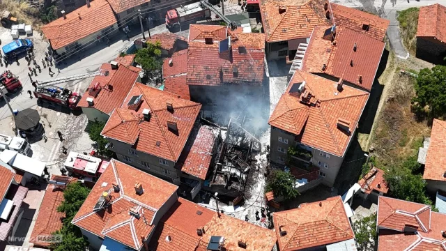 Kütahya'da korkutan yangın: 3 Ev kısmen, 2 araç tamamen yandı