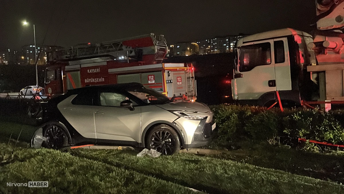 Kayseri'de kamyonla çarpışan otomobil tramvay yoluna girdi: 1 yaralı