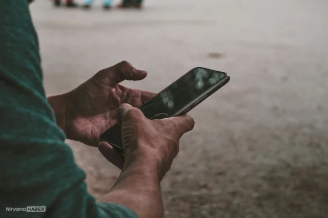 Telefon ekranını kaydırırken geçen saatler: Otomatik pilot çağında mı yaşıyoruz?