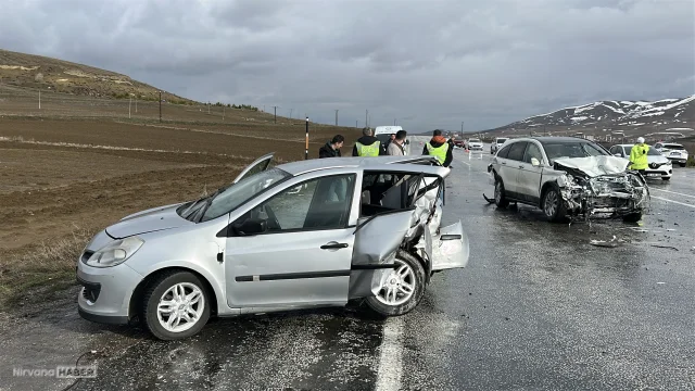 Sivas'ta 3 aracın karıştığı zincirleme kazada 1 kişi hayatını kaybetti