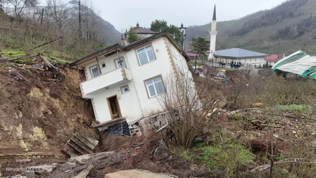 Ordu’da heyelan felaketi: Fatsa’da 2 ev ve halı saha yıkıldı