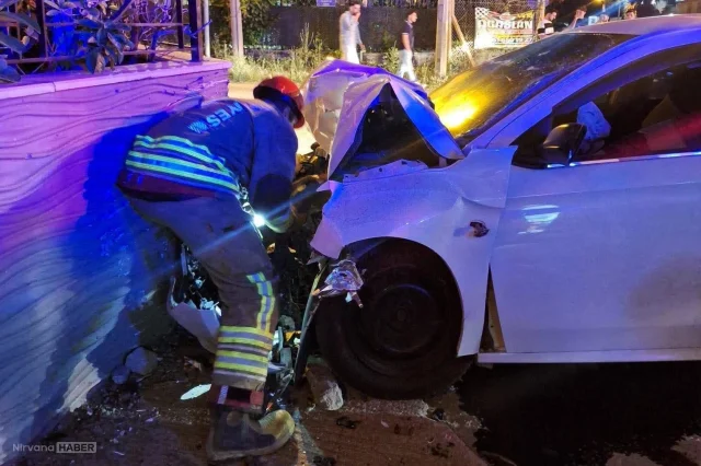 Hatay'da kontrolden çıkan otomobil duvara çarptı: 2 yaralı