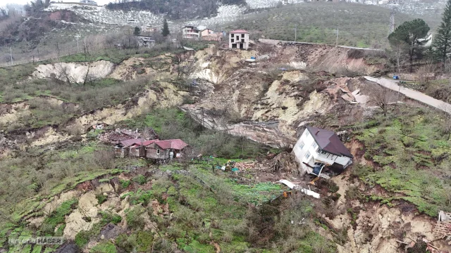 Ordu’da heyelan felaketi: Fatsa’da 2 ev ve halı saha yıkıldı