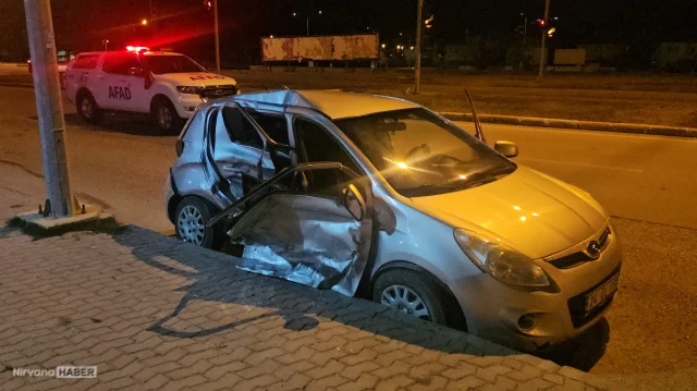 Erzincan’da kavşakta feci kaza: İki otomobil kafa kafaya çarpıştı