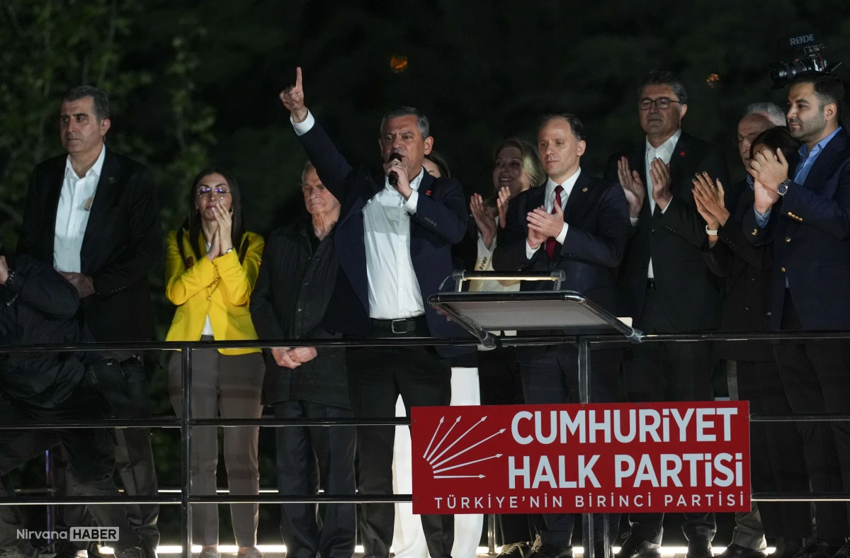Görevden uzaklaştırılan Özgür Özel'den CHP önünde tarihi direniş çağrısı