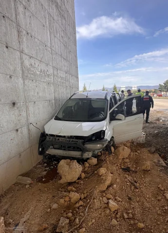 Tokat'ta beton duvara çarpan hafif ticari araçtaki 5 kişi yaralandı
