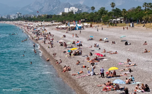 Antalya sahillerinde Kurban Bayramı tatili yoğunluğu yaşanmaya başladı