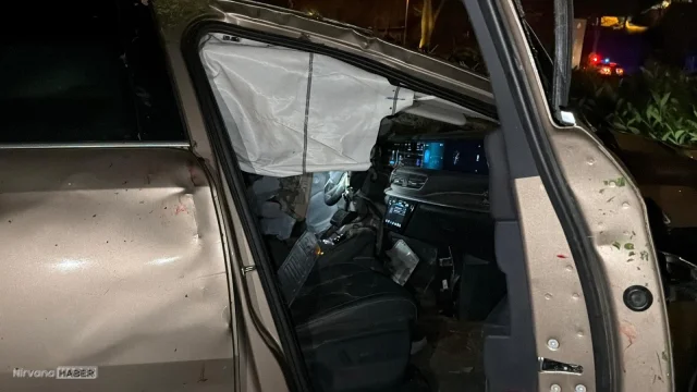 Fatih’te korkutan kaza: Otomobil takla atıp parka savruldu