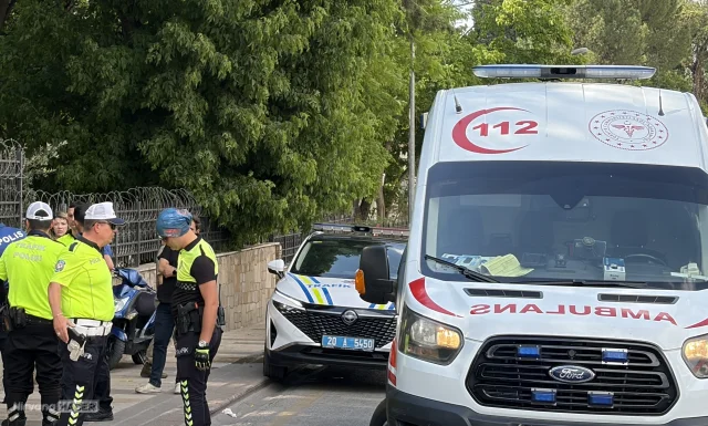 Denizli'de aydınlatma direğine çarpan motosikletteki iki öğrenci yaralandı