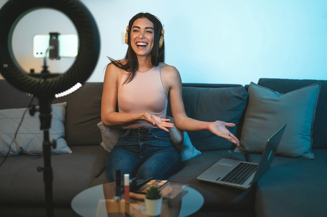 Navigating the influencer landscape: The positive and negative effects of social media influencers on adolescents