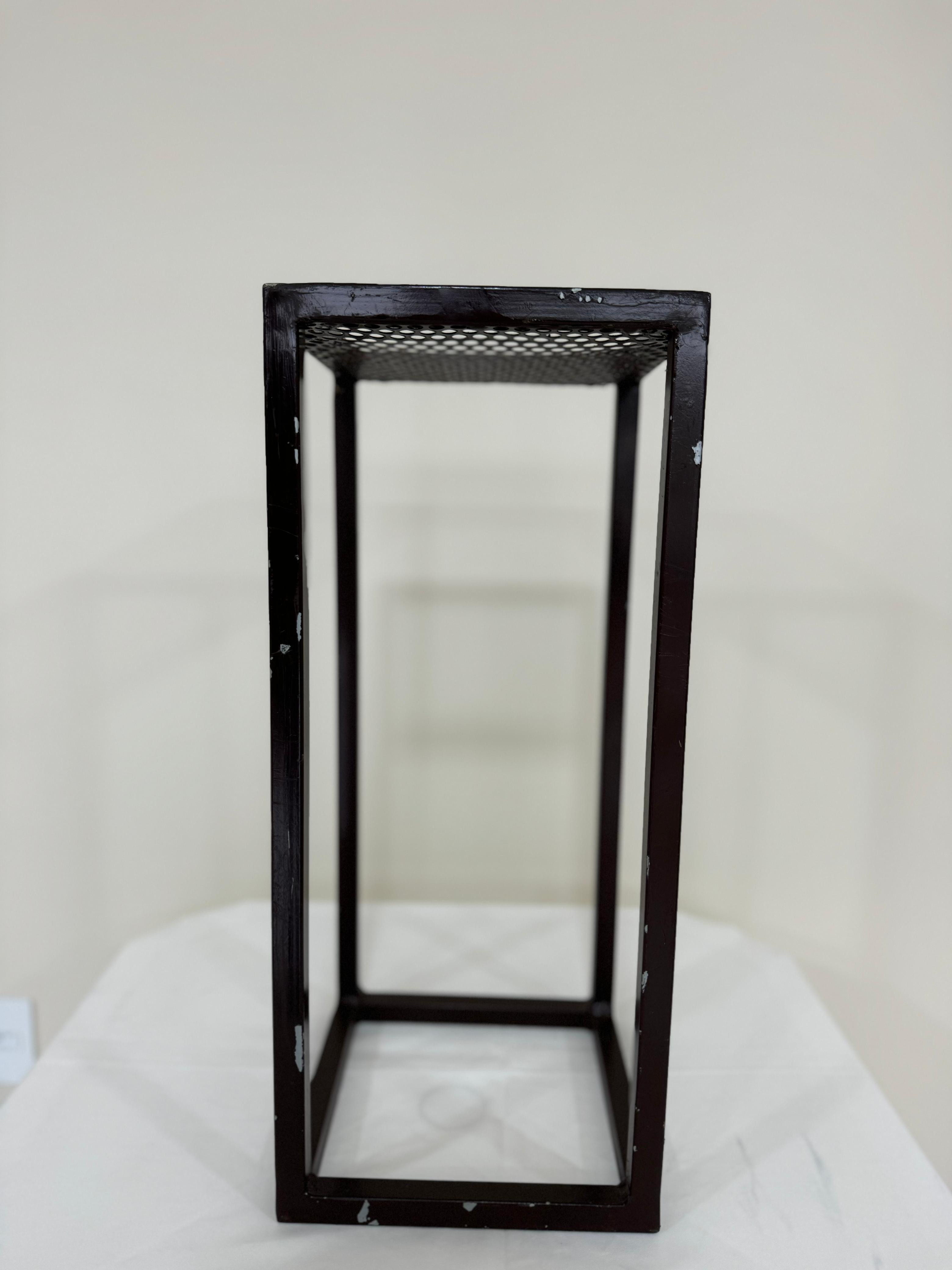 Estrutura de ferro cubo preto grande