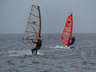 Een weekend vol wind betekent natuurlijk weer volop surfen!
