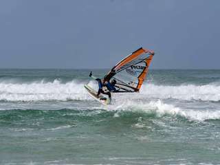 Special tricks training voor de battle met Lisette, kan jij al one-footed door de branding?