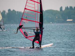 Er is afgelopen weekend lekker gesurfd tijdens beginnerskamp, zo ook door Elise!