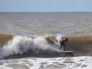 Montando ondas em Supertubos! De eerste foto's van de Peniche trip zijn binnen en één ding is zeker! Olivier wist welke golven hij moest pakken!!! 