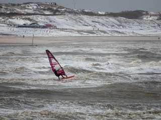 Met een wit zandstrand (maar dan de koude versie) op de achtergrond werd er hard gesurft door Sven (PK SG) en dat leverde sicke surfplaatjes op!