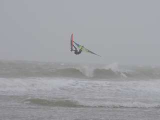 Deze week was er helaas geen wind, maar gelukkig kunnen zijn er genoeg gave surfplaatjes geschoten tijdens de stormen om van na te genieten, zoals deze sprong van Bart (PK F-35)