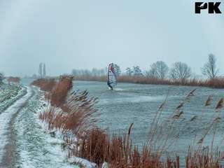 Ook als het vriest, sneeuwt en er een code rood met weeralarm is, surfen we gewoon door! Dit is Jasper (PK 19^2) op SchipLüderitz.