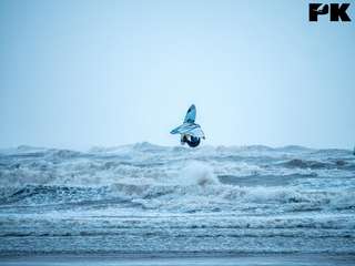 Fons (PK 14) doet een mooie rocket in een sessie met masthoge golven en meerdere sneeuwstormen!