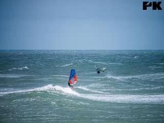 Girlpower! Femke (NED-2251) bewijst weer even dat chicks ook radicale surfers zijn!