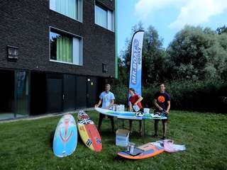 Dankzij sponsoring van Mr. Boat epoxy kan er volop geshaped worden!