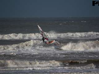 Hessel laat de kieters bij Wijk zien wat echt surfen is