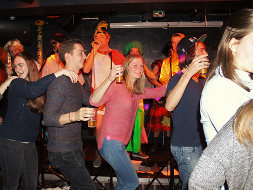 woensdag 23 februari geen borrel > want donderdag 24 februari is er kroegentocht in Den Haag!