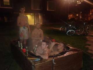 Hete mannen in een heet bad!