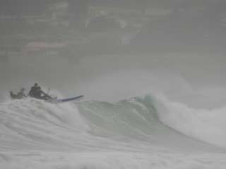 De tripgangers zijn vertrokken! Op Playa de San Xurxo gaan ze lekker vooruit op 4.2m golven!🌊 