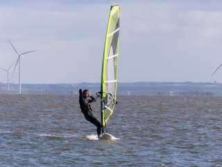Ben die lekker zonder handjes aan het surfen is op Blitztrip in Denemarken!