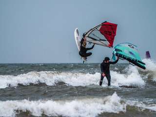 Femke (NED-2251) pakte nog wat golven mee bij een avondsessie in Scheef