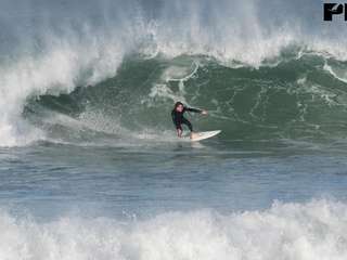 Bas pakt een van de vele mooien golven in Peniche