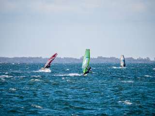 Een mooi plaatje van de surfsessie afgelopen woensdag op Brouwersdam