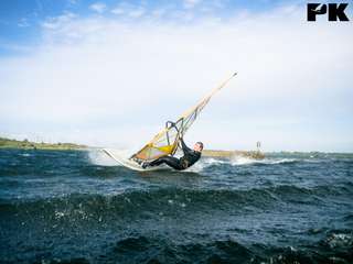 Ewoud (ΠΚΦ) knalt zijn windsurfsetje binnen de dammetjes op Oostvoorne