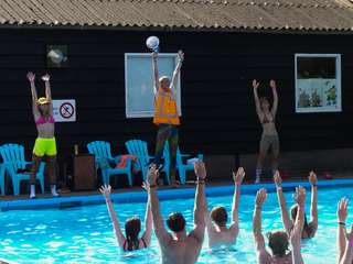Een goede warming-up voor het surfen, daar weet Monne wel raad mee