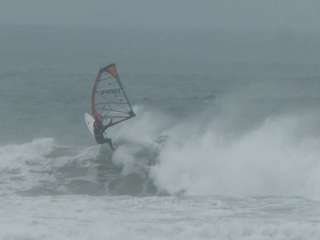 Sander voorkomt nèt een flinke spoelsessie in Peniche!