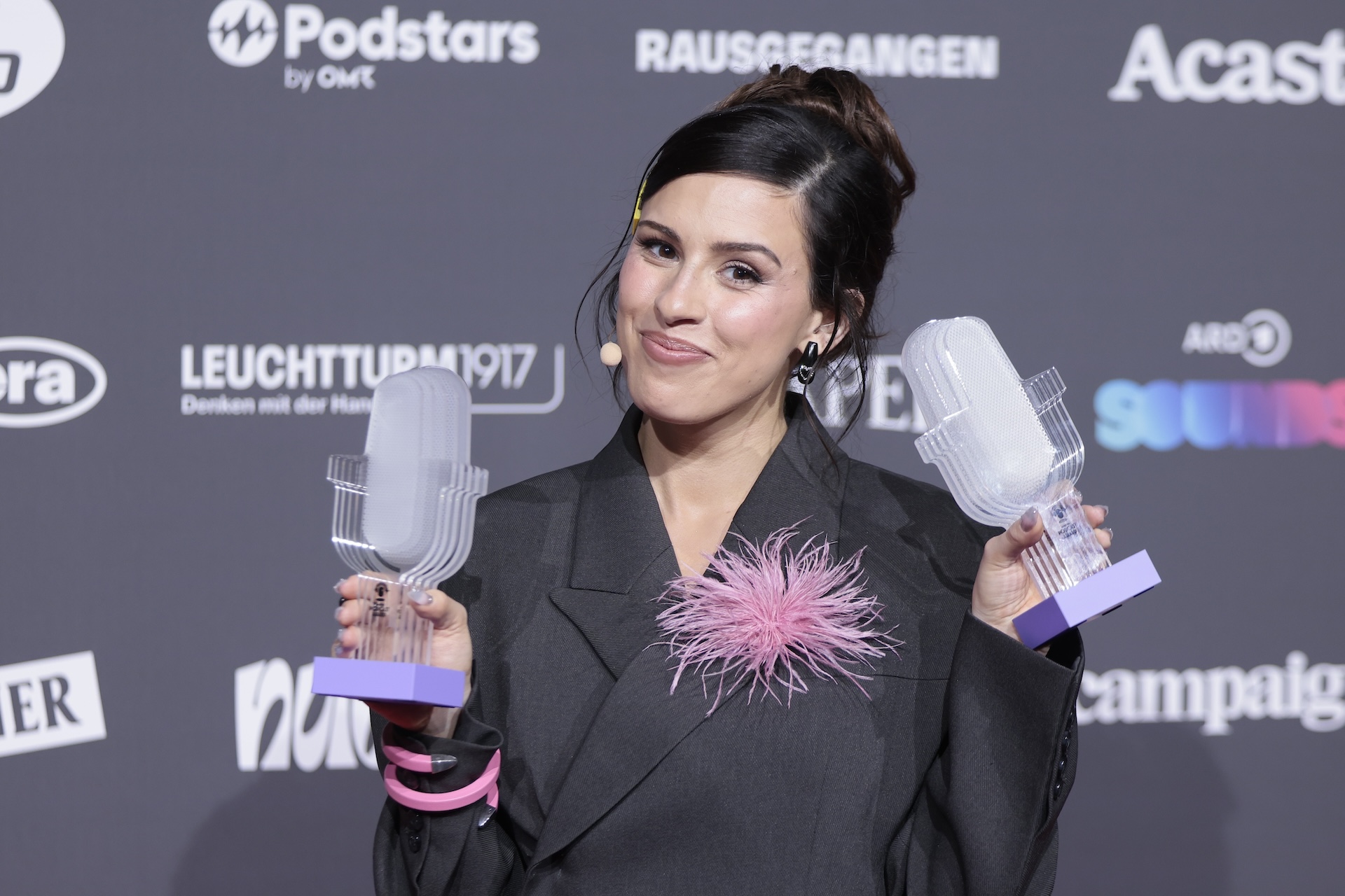 Gewinner und Trophäen beim Deutschen Podcast Preis 2026