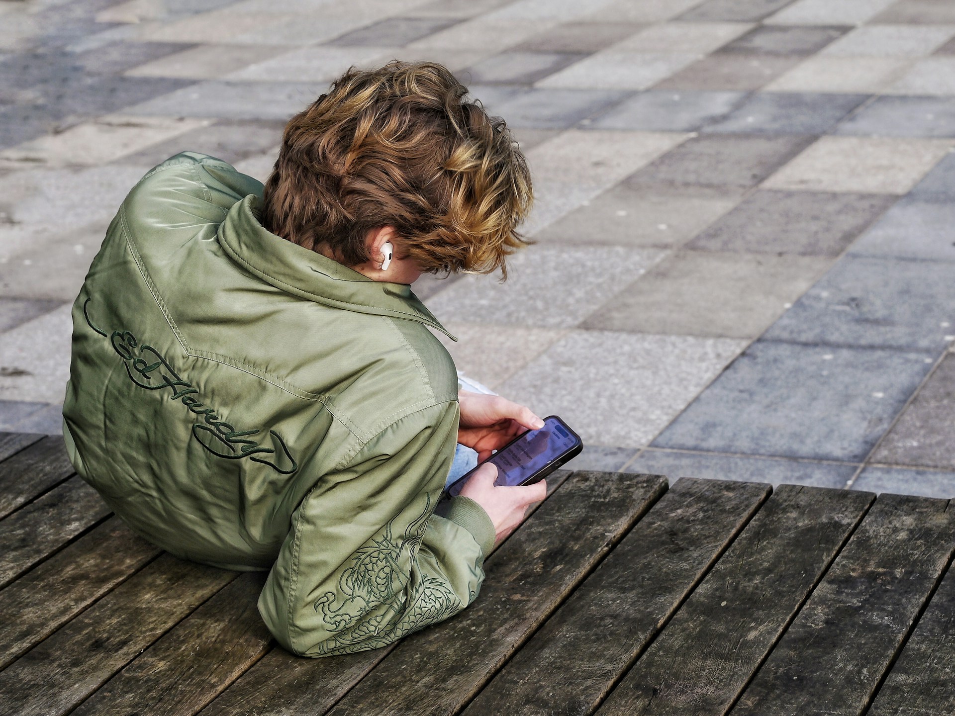 Immer mehr Jugendliche und Kinder leiden an Depressionen. Sozialpsychologe Jonathan Haidt sieht dabei einen Zusammenhang zwischen psychischer Belastung und Social Media.