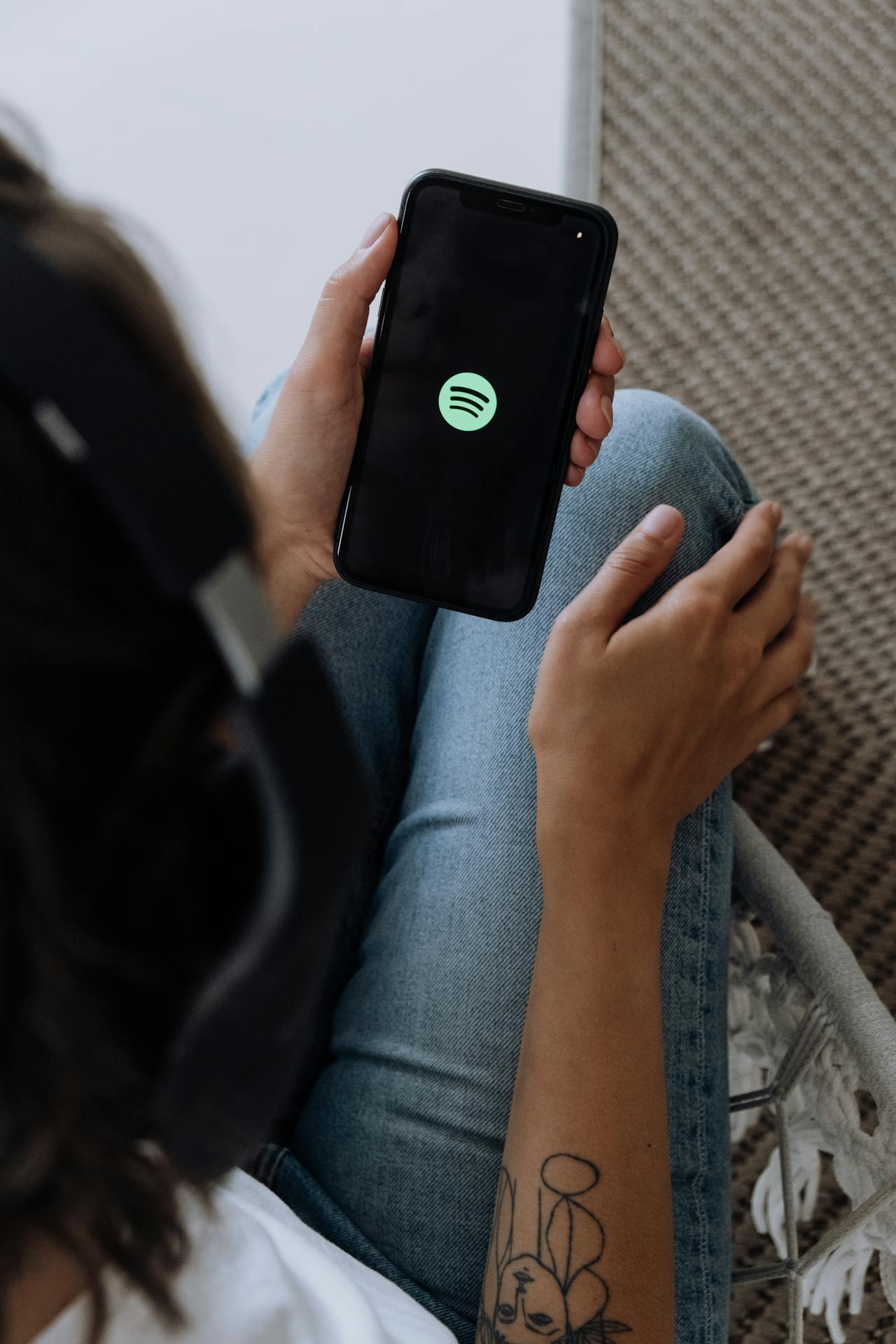Spotify schmeißt Martin Sellners Podcast raus
