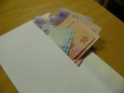 Фискалы выявили, что 60% бизнесменов выплачивают зарплаты в конвертах
