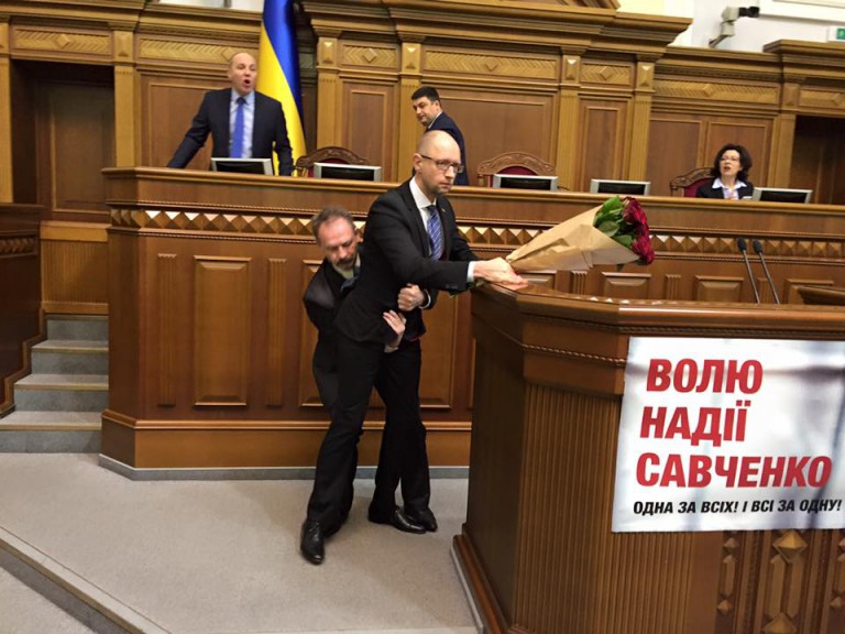 В Раде нардеп из БПП напал на Яценюка, произошла драка (ВИДЕО)