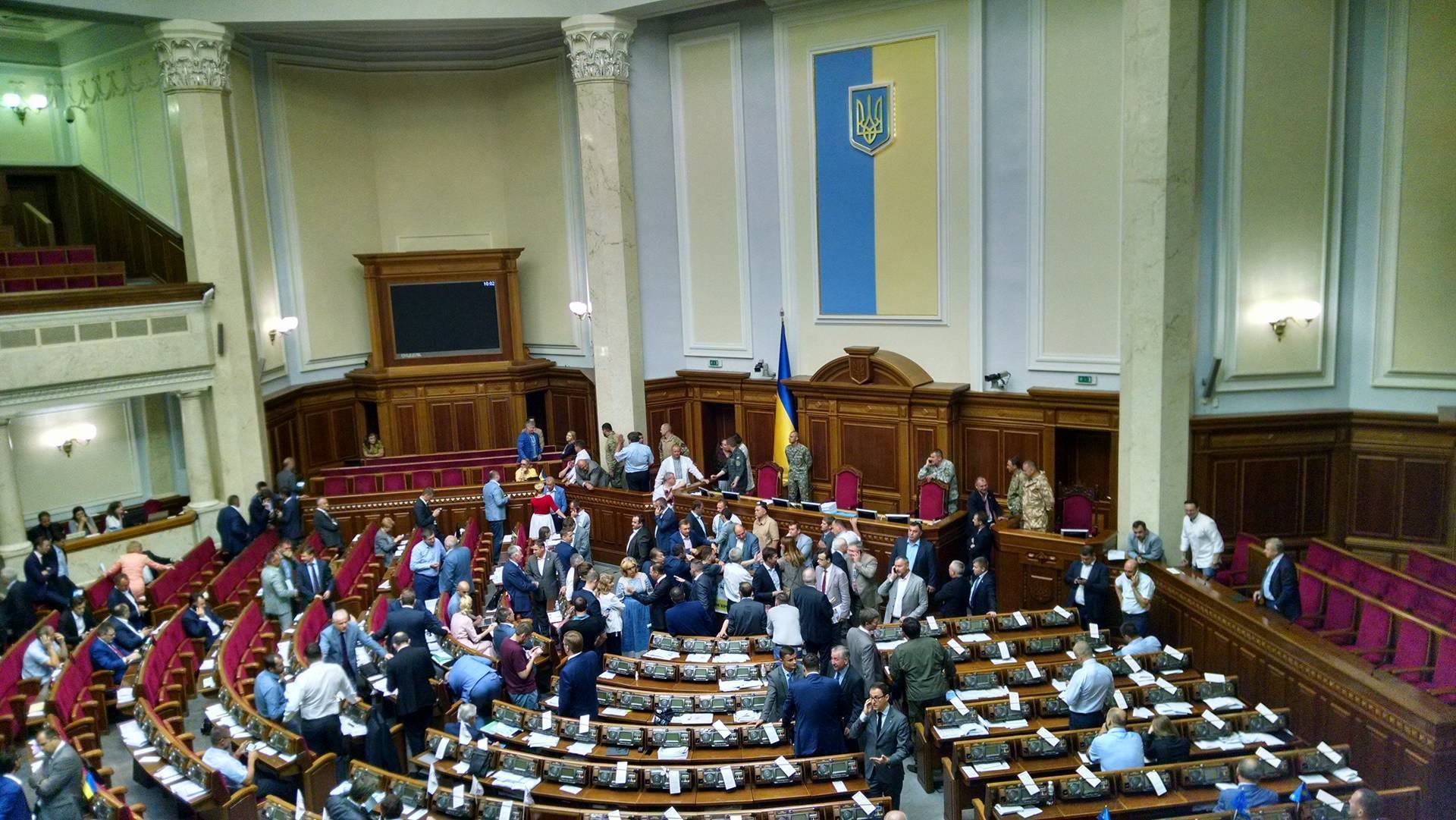 Блокирование президиума и трибуны сорвало заседание Рады с выступлением Гройсмана