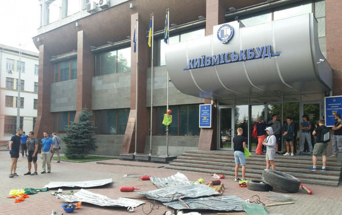 Найбільша будівельна компанія України заявила про рейдерську атаку і оголосила страйк