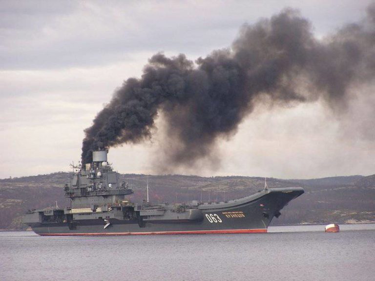 Росіяни не контролюють половину свого авіаносця «Адмірал Кузнєцов» – політолог