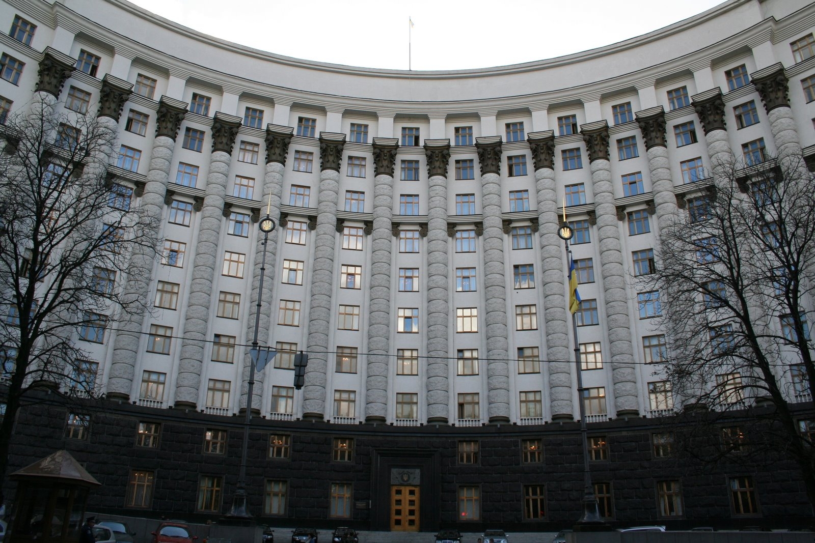 Кабмін вирішив підвищити мінімальні ціни на ряд алкогольної продукції