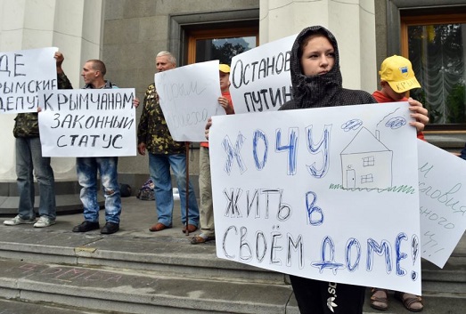 Сбежавшей от преследований семье из Крыма продолжают угрожать и в Киеве (ФОТО)